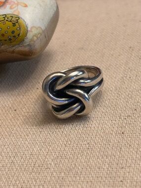 Retired James Avery lovers knot ring